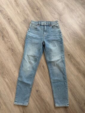 American Eagle Outfitters High-Rise Light Blue Jeans MOM JEANS